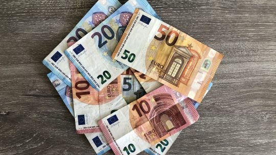 Geld hebben om rijk te worden